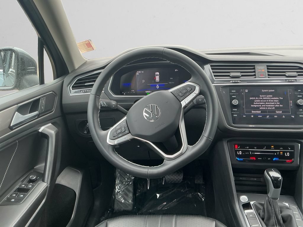 Used 2023 Volkswagen Tiguan SE AWD/4WD image 12