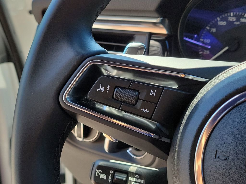 Certified 2025 Porsche Macan image 38