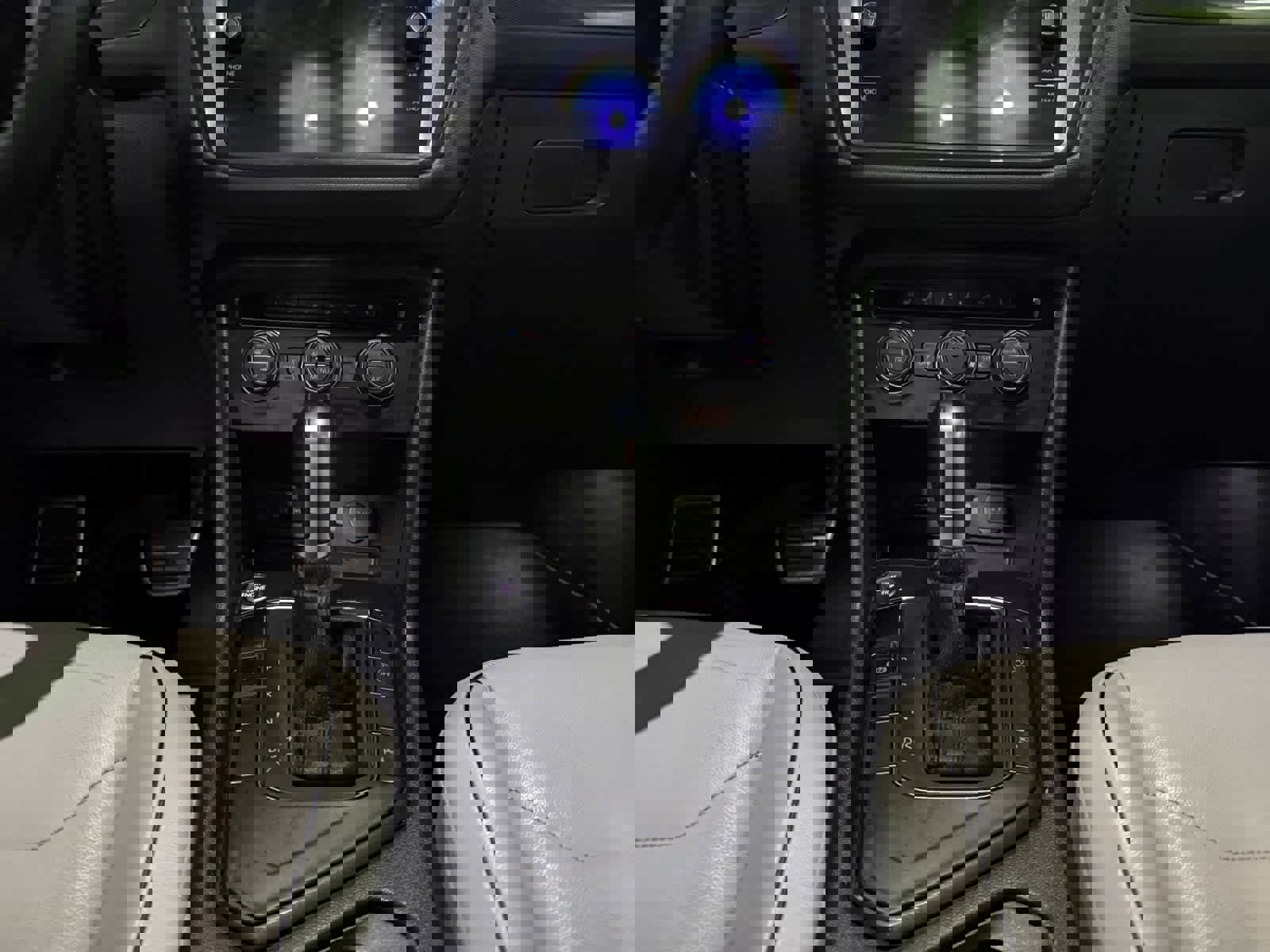 Used 2018 Volkswagen Tiguan SEL Premium w/ R-Line Package image 15