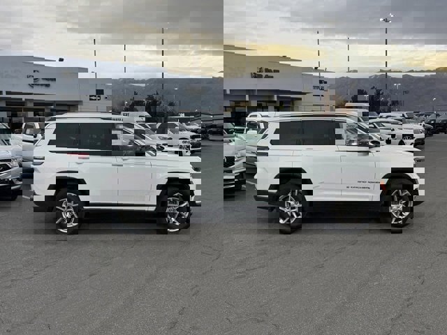 Used 2023 Jeep Grand Cherokee L Laredo image 5