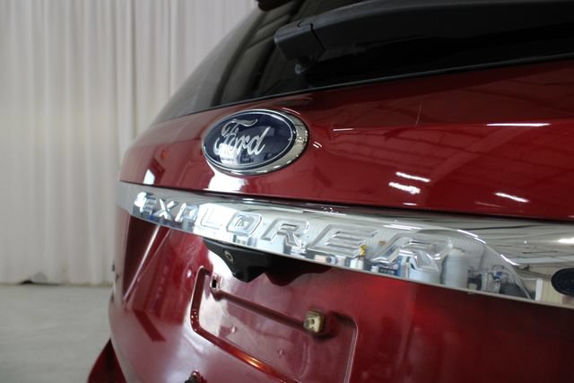 Used 2017 Ford Explorer XLT w/ Equipment Group 202A AWD/4WD image 32
