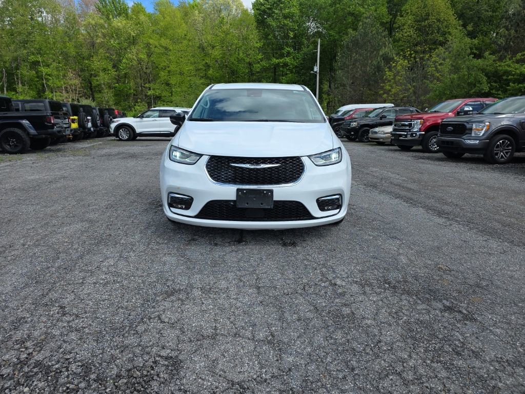 Used 2024 Chrysler Pacifica Touring-L FWD image 2