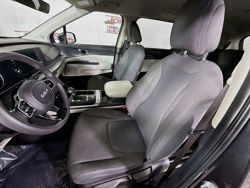 Used 2022 Kia Carnival LX image 24