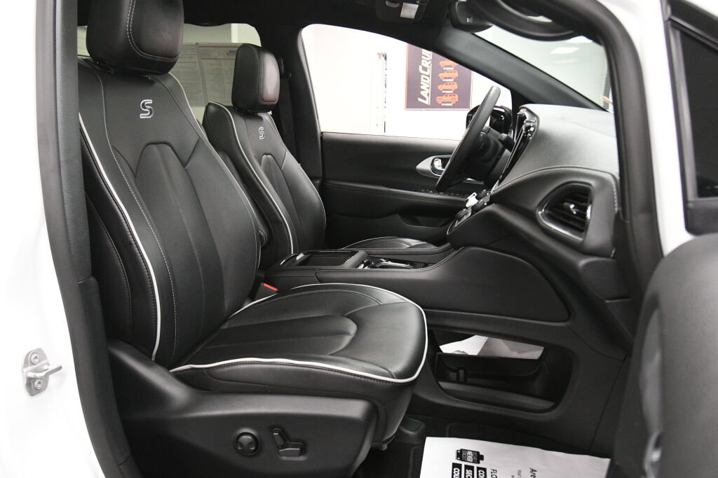 Used 2025 Chrysler Pacifica Limited FWD image 30