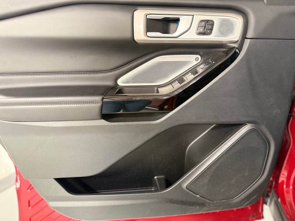 Used 2023 Ford Explorer Platinum w/ Technology Package AWD/4WD image 12