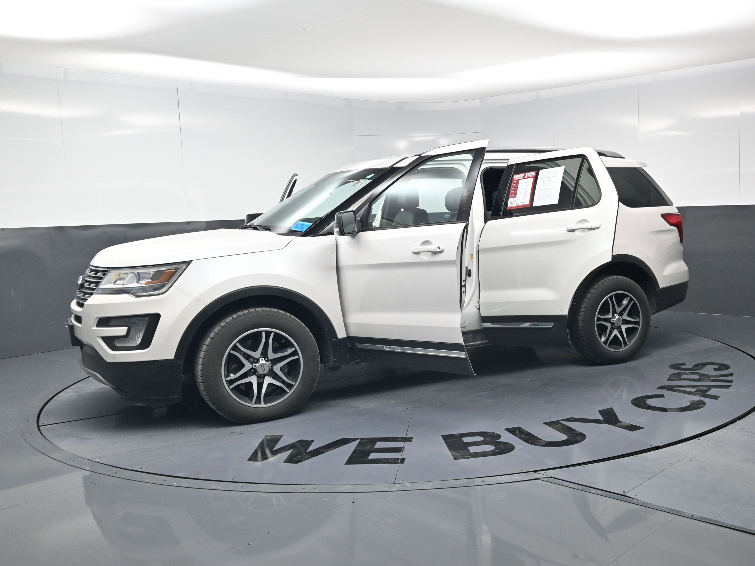 Used 2017 Ford Explorer XLT w/ Equipment Group 202A image 12