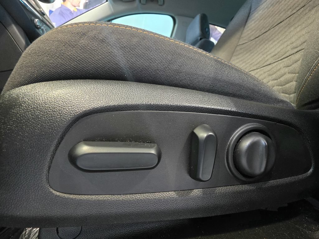 Used 2020 Chevrolet Equinox LT FWD image 12