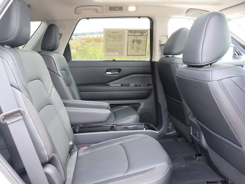 Used 2026 Nissan Pathfinder SL w/ SL Premium Package AWD/4WD image 12