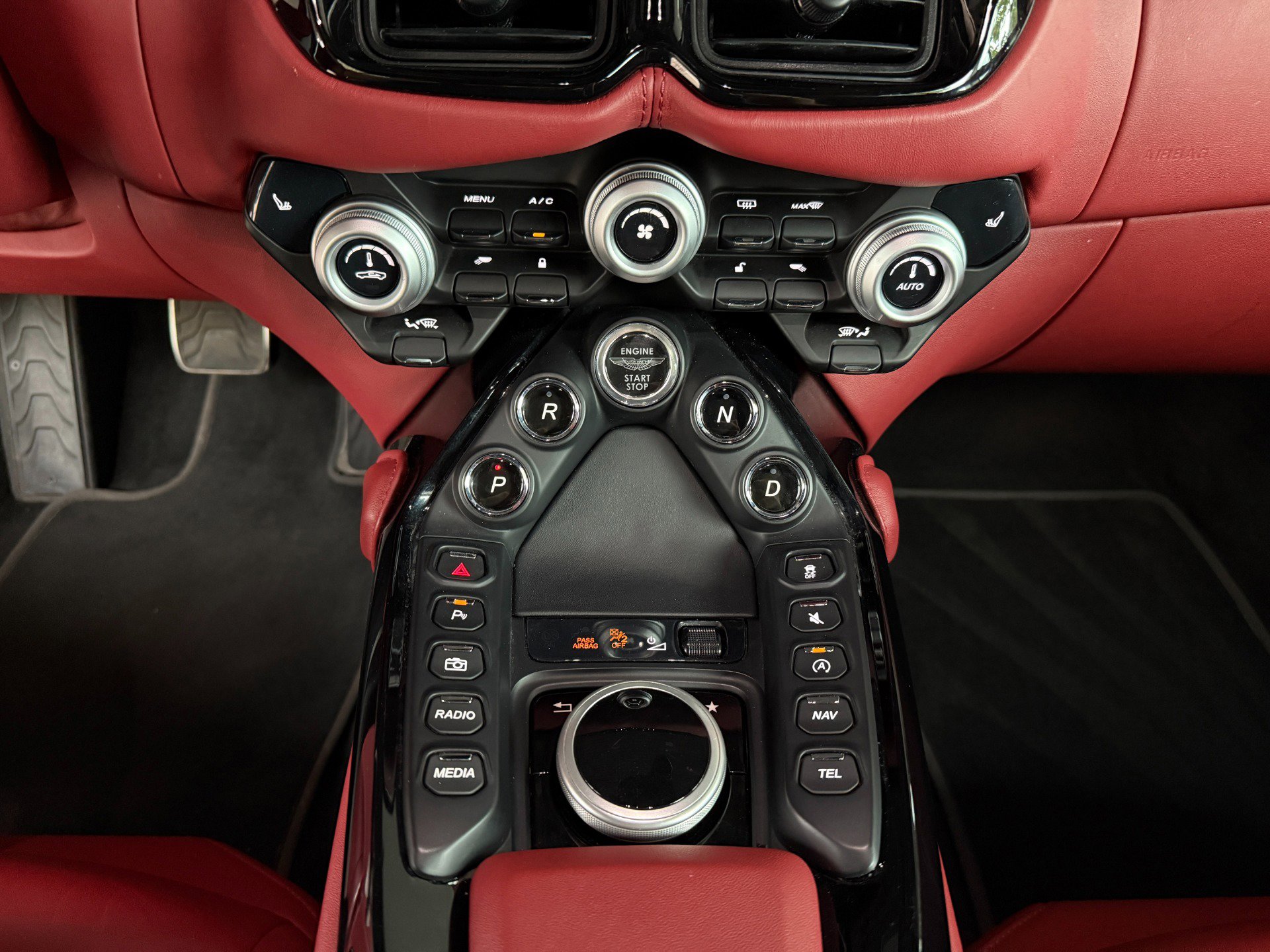 Used 2023 Aston Martin V8 Vantage Coupe image 34