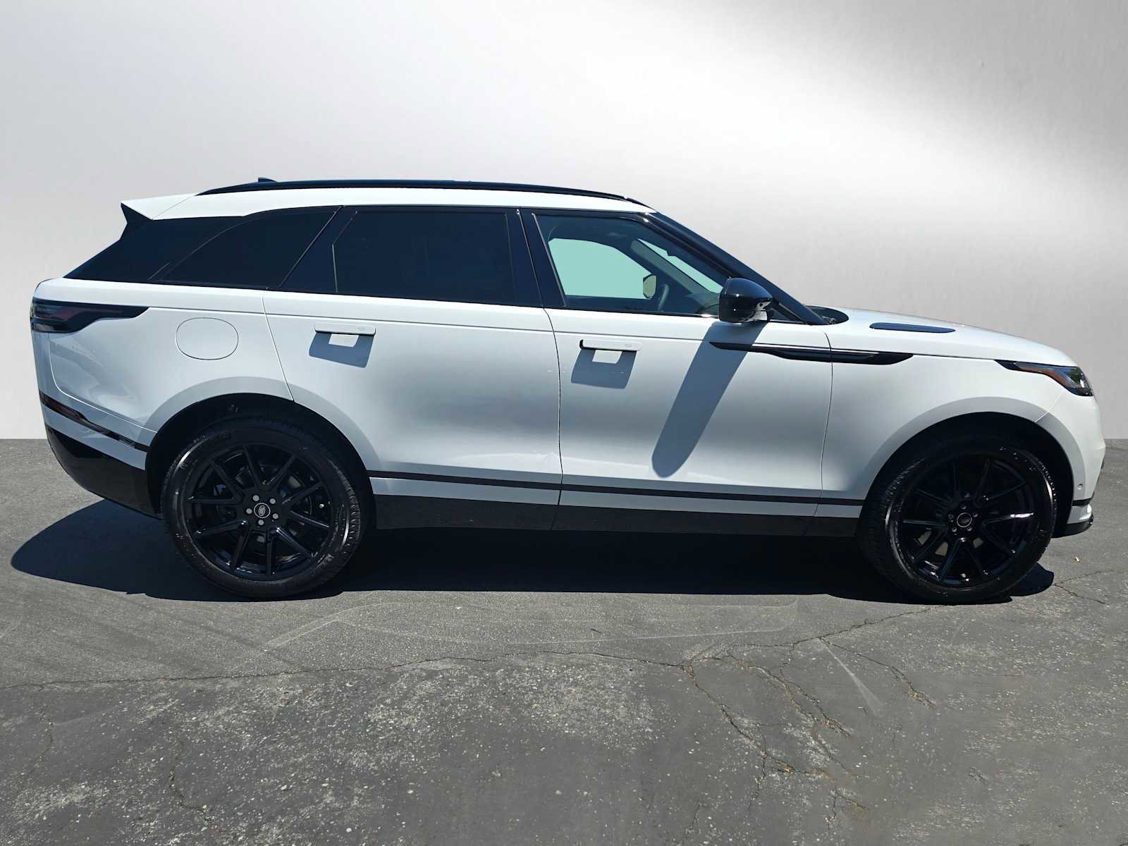 Certified 2026 Land Rover Range Rover Velar Dynamic SE image 6