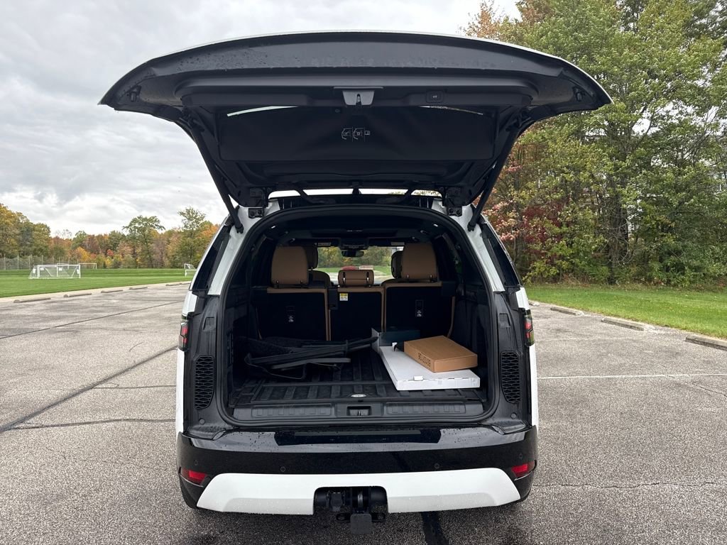 Used 2025 Land Rover Discovery Dynamic SE image 11