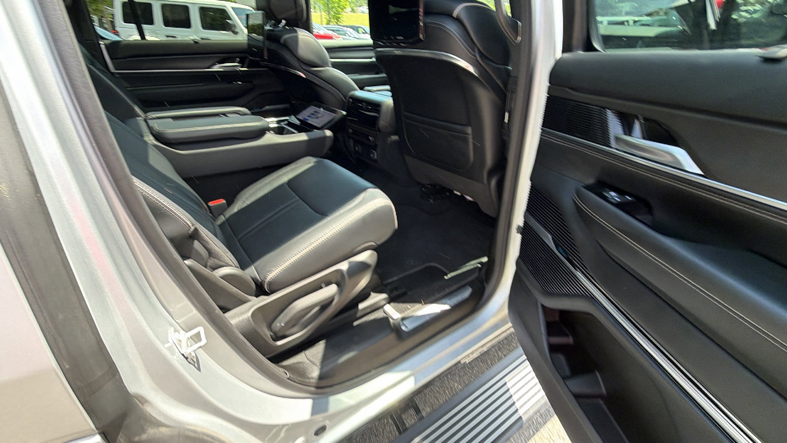 Used 2025 Jeep Grand Wagoneer Series II Obsidian w/ Quick Order Packagew 28T AWD/4WD image 22