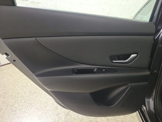 Used 2023 Hyundai Elantra Limited FWD image 13