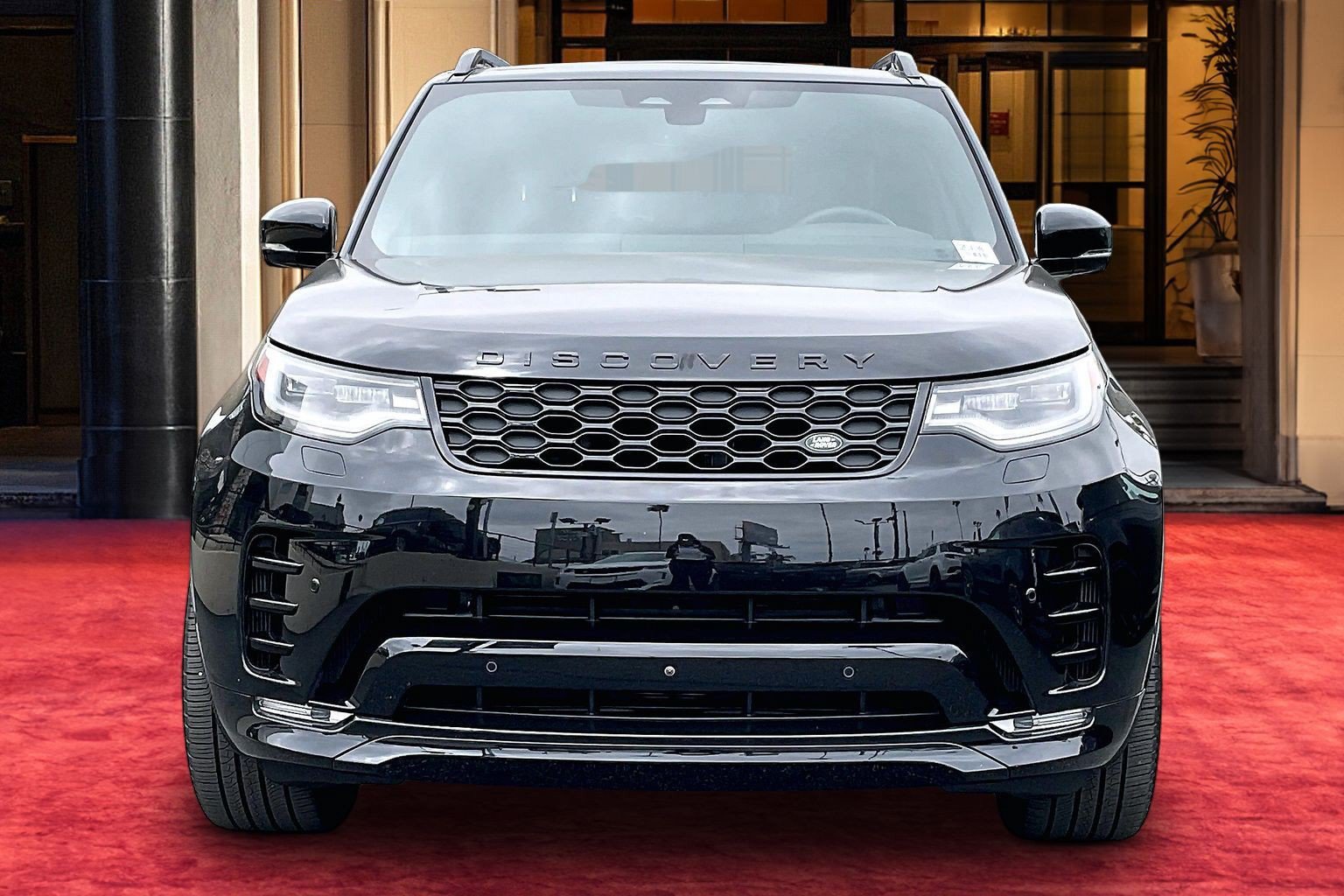 Certified 2025 Land Rover Discovery Dynamic SE AWD/4WD image 3