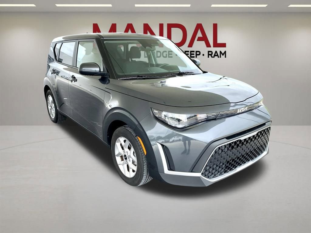 Used 2025 Kia Soul LX FWD image 4