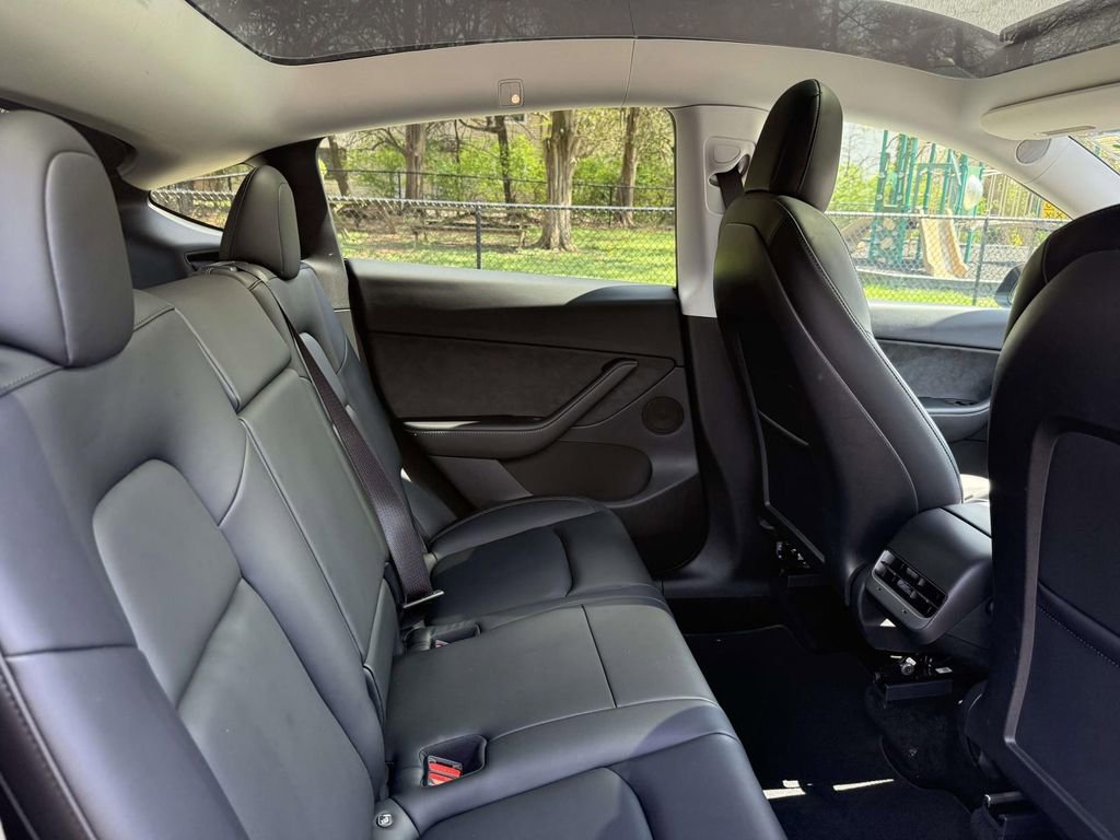 Used 2022 Tesla Model Y Long Range image 16