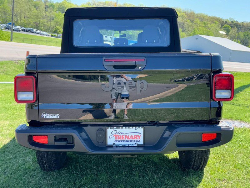 Used 2024 Jeep Gladiator Sport AWD/4WD image 4