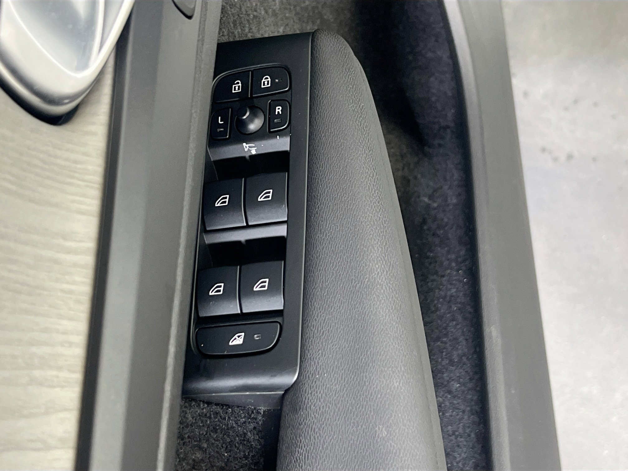 Used 2023 Volvo XC40 B5 Core w/ Climate Package image 18