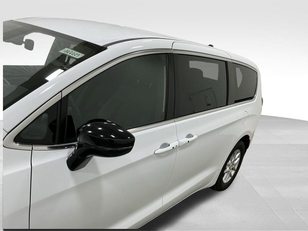 Used 2025 Chrysler Pacifica Select image 9