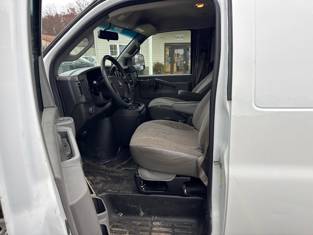 Used 2018 Chevrolet Express 2500 Extended RWD image 10