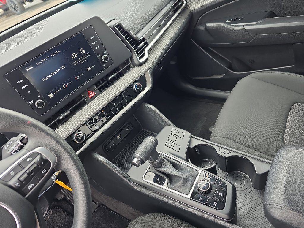 Used 2025 Kia Sportage LX image 17