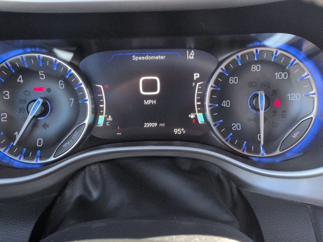 Used 2025 Chrysler Pacifica Select image 11