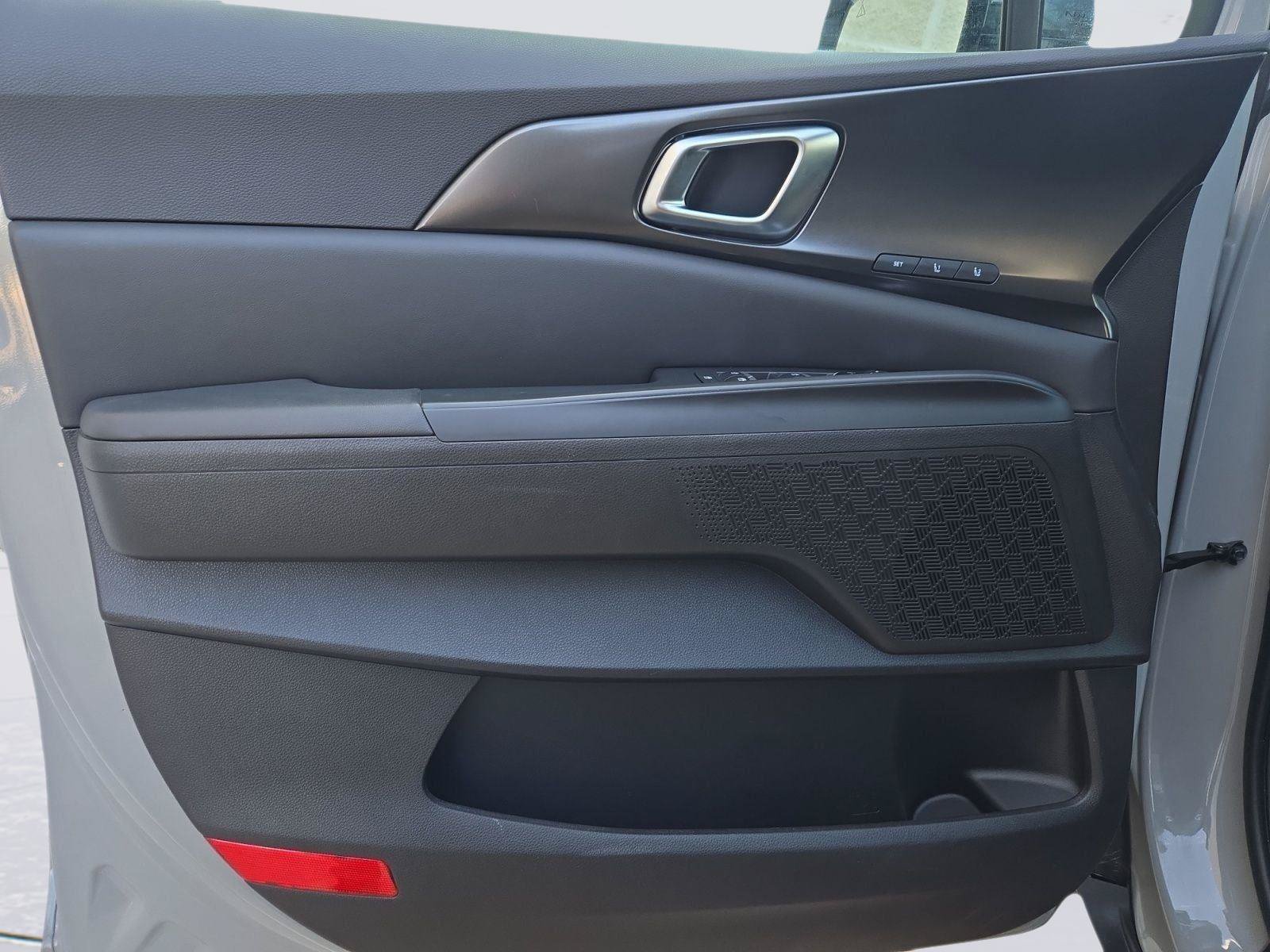 Used 2025 Kia Carnival SX w/ SX Dark Edition Package FWD image 12
