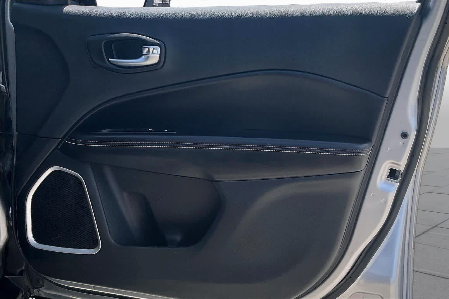 Used 2019 Jeep Compass Latitude w/ Cold Weather Group FWD image 22