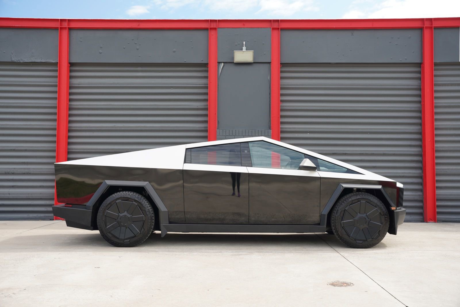 Used 2024 Tesla Cybertruck AWD Crew Cab image 7