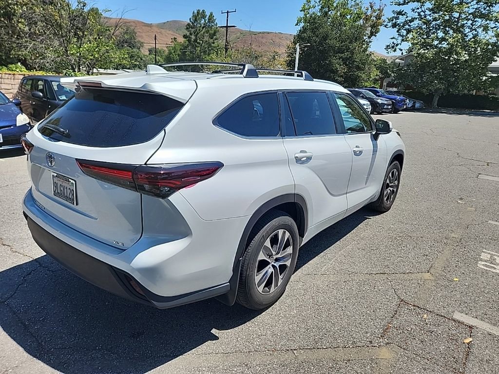 Used 2024 Toyota Highlander XLE FWD image 5