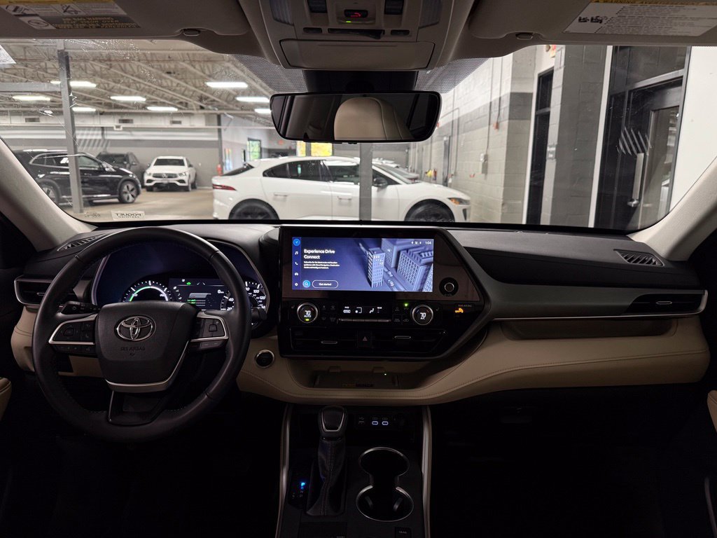Used 2025 Toyota Highlander XLE AWD/4WD image 8