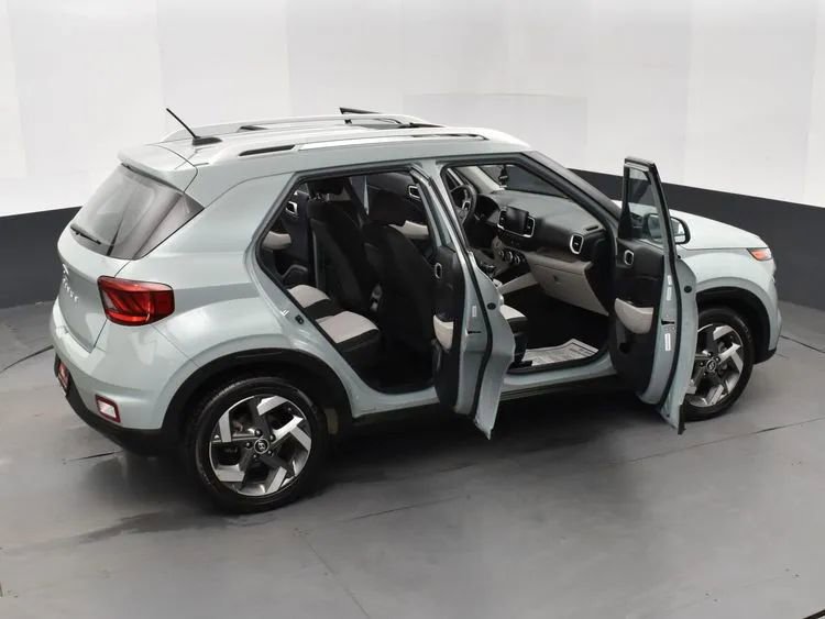 Used 2025 Hyundai Venue SEL image 6