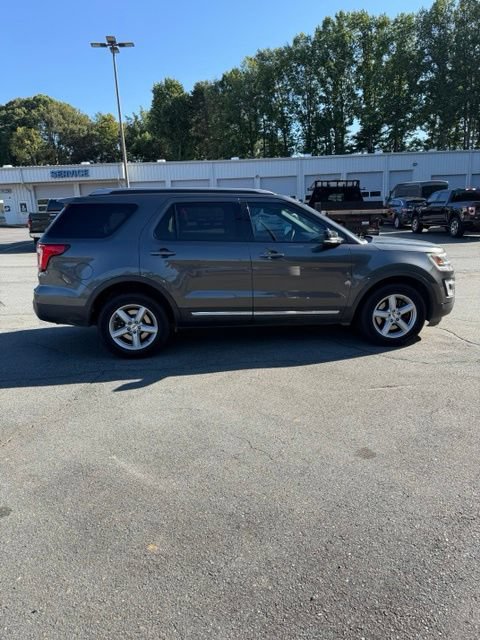 Used 2017 Ford Explorer XLT w/ Equipment Group 202A AWD/4WD image 6