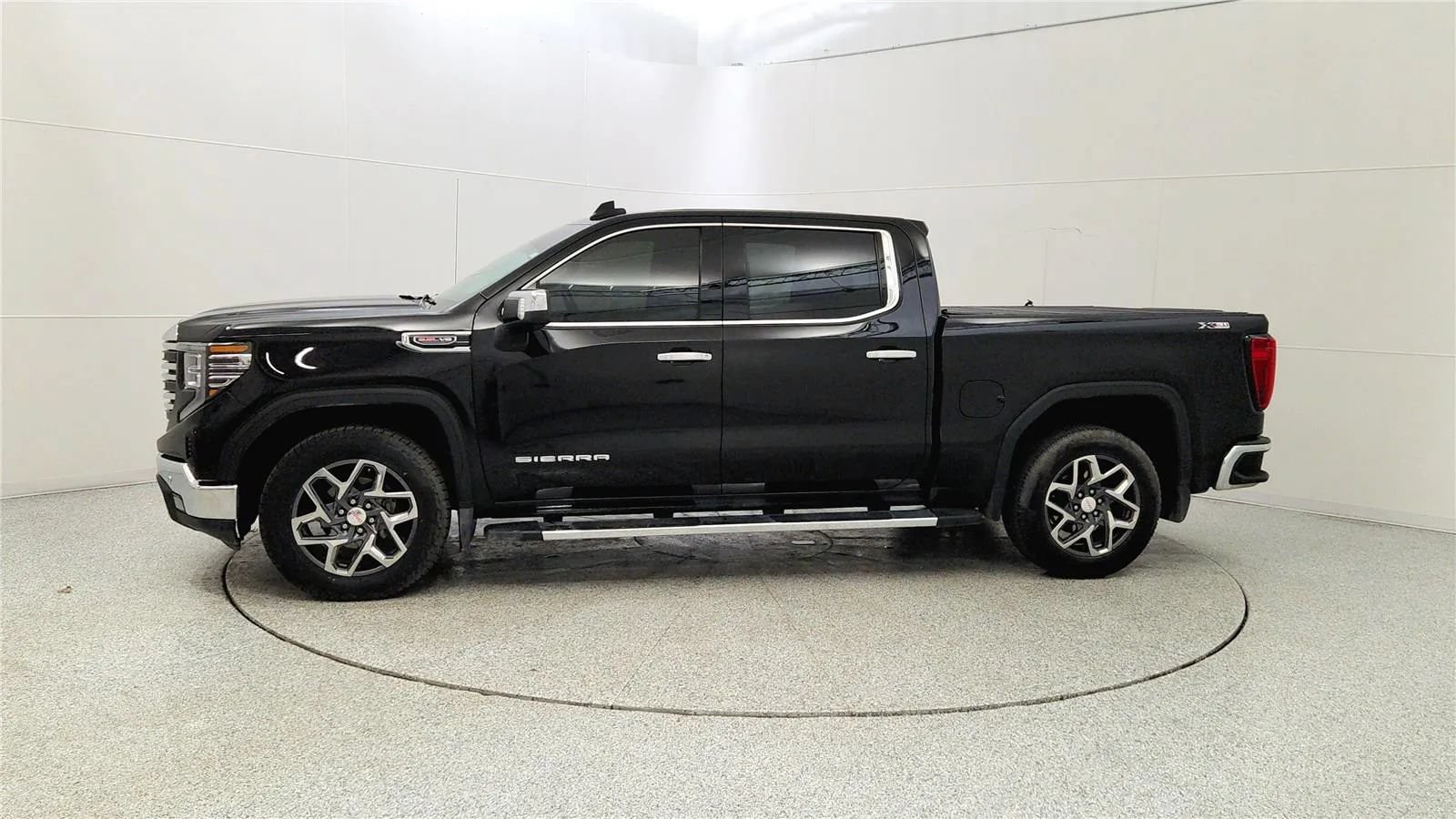 Used 2023 GMC Sierra 1500 SLT w/ SLT Premium Plus Package AWD/4WD image 4
