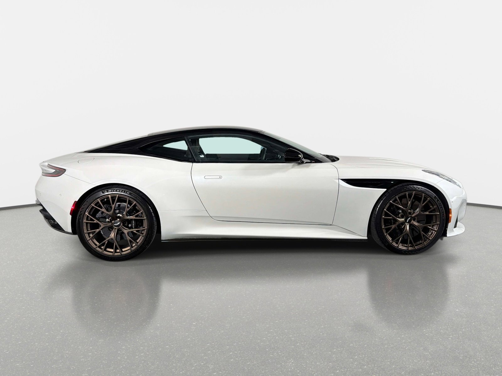 Used 2024 Aston Martin DB12 Coupe RWD image 2