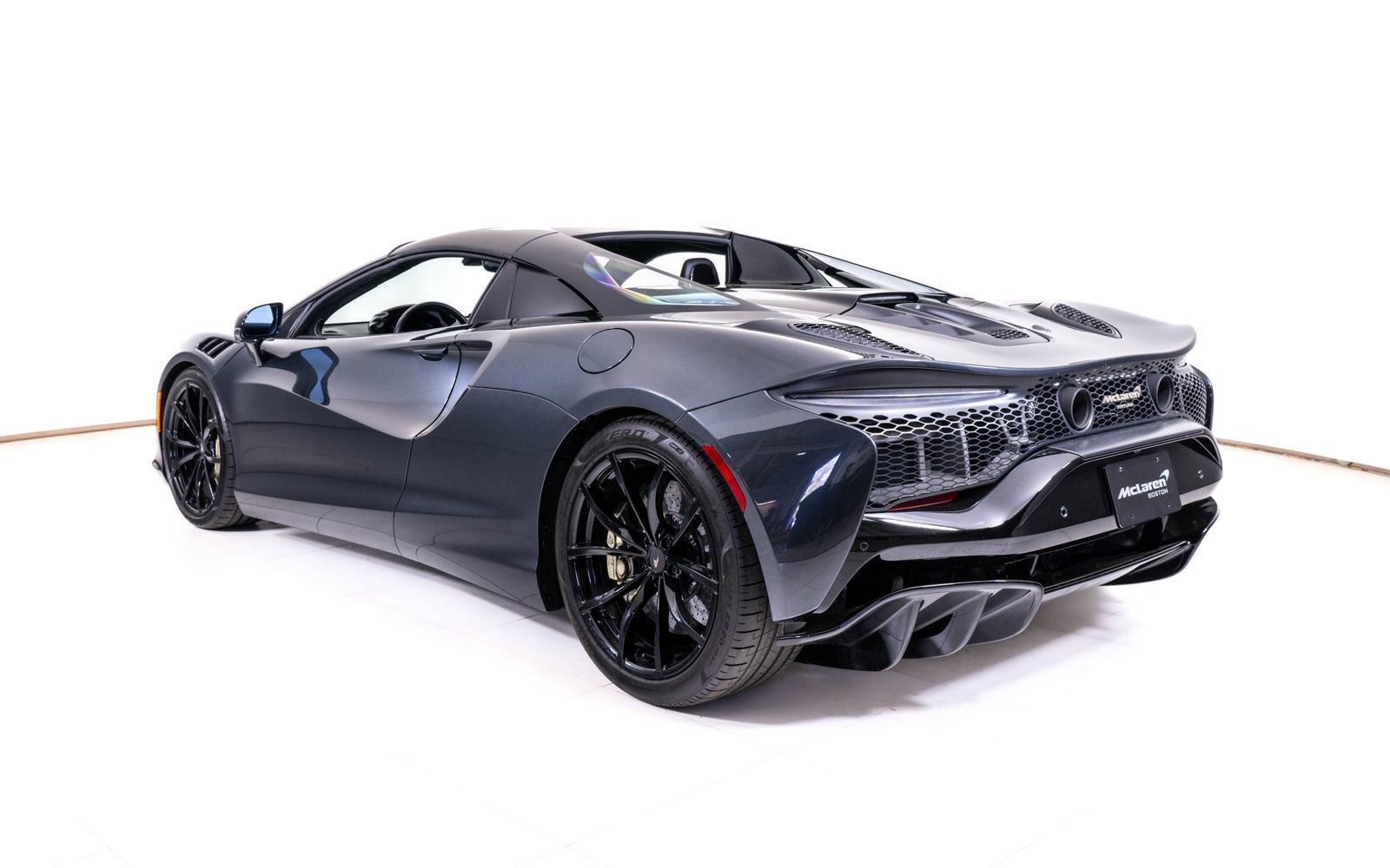 Used 2025 McLaren Artura Spider RWD image 4