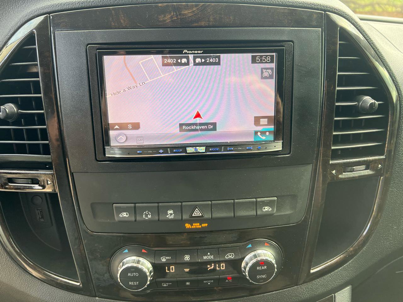 Used 2018 Mercedes-Benz Metris Passenger Van image 19