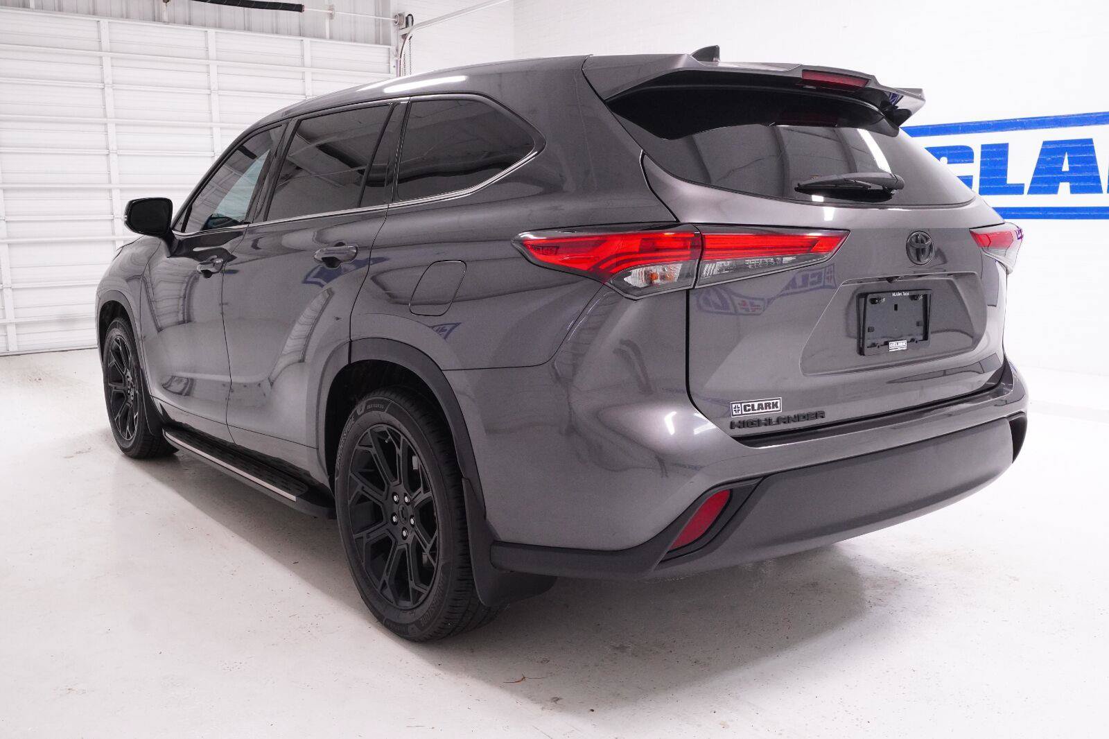 Used 2022 Toyota Highlander L FWD image 33