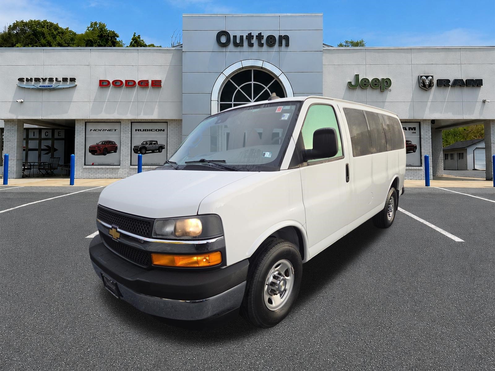 Used 2020 Chevrolet Express 3500 LT w/ LT Preferred Equipment Group RWD image 8