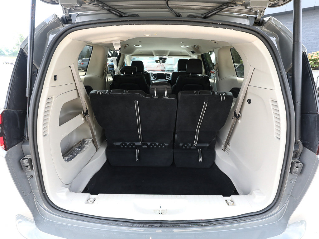 Used 2023 Chrysler Pacifica Touring-L AWD/4WD image 7