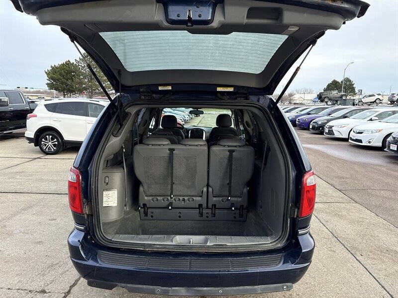 Used 2005 Chrysler Town & Country Touring w/ Luxury Group image 18