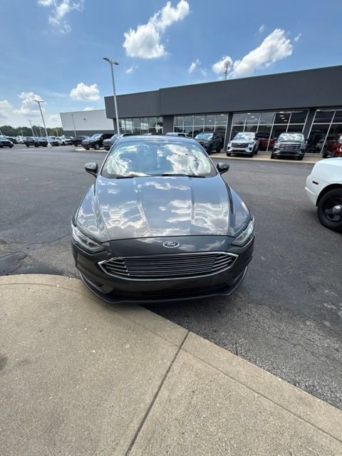 Used 2017 Ford Fusion SE w/ Fusion SE Technology Package FWD image 3