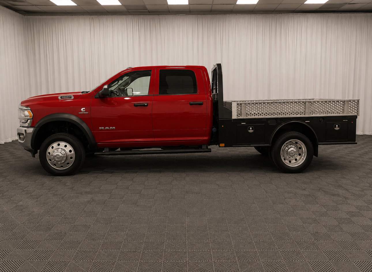 Used 2020 RAM 5500 Tradesman w/ Chrome Appearance Group AWD/4WD image 6