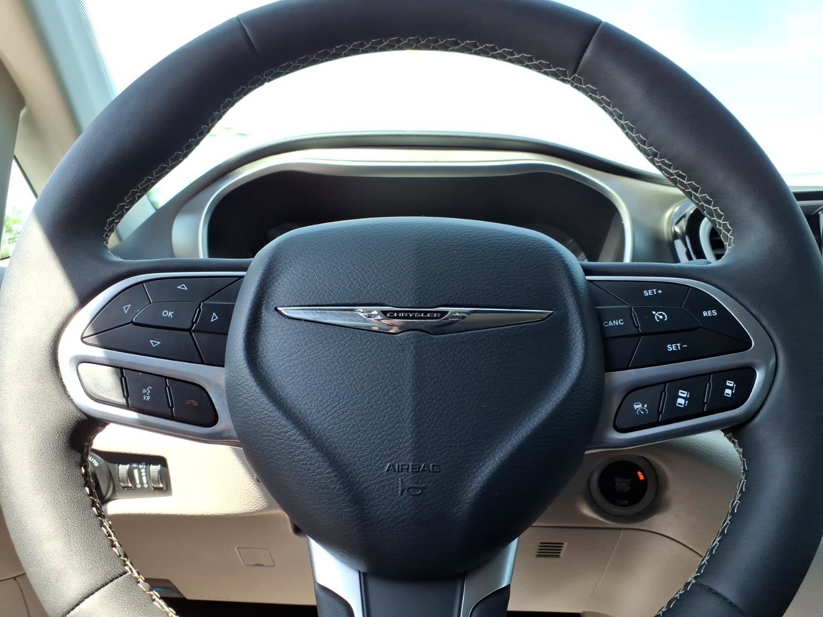 Used 2024 Chrysler Pacifica Touring-L FWD image 22