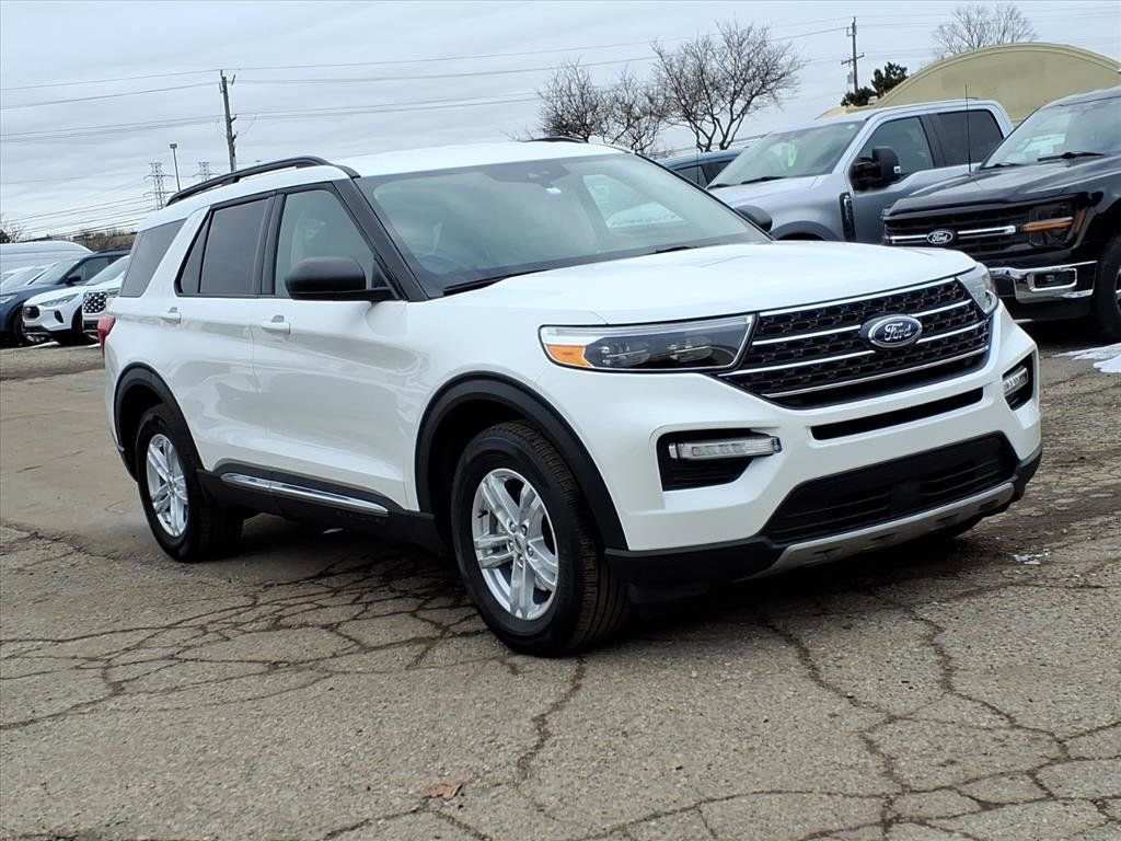 Used 2023 Ford Explorer XLT w/ Equipment Group 202A image 7