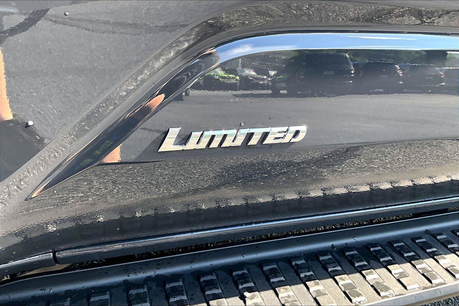 Used 2025 Toyota 4Runner Limited AWD/4WD image 9