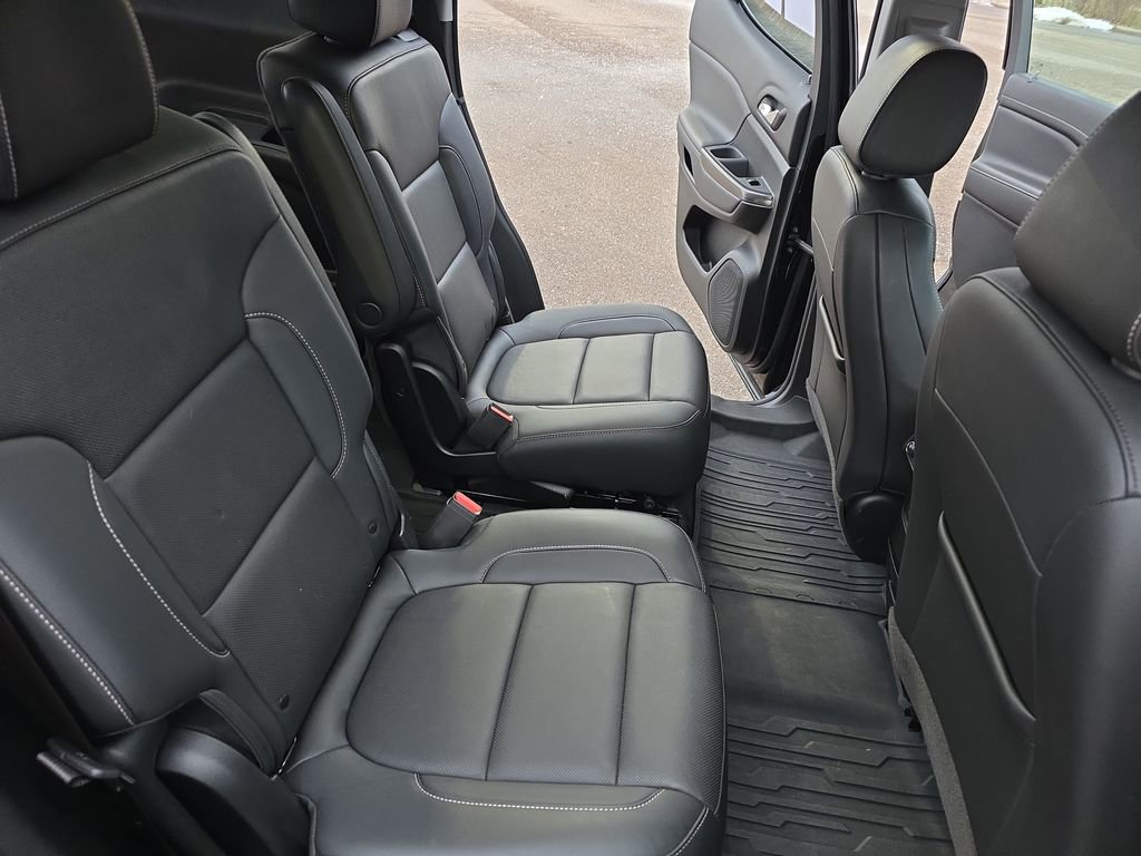 Certified 2023 GMC Acadia SLT w/ Preferred Package image 11