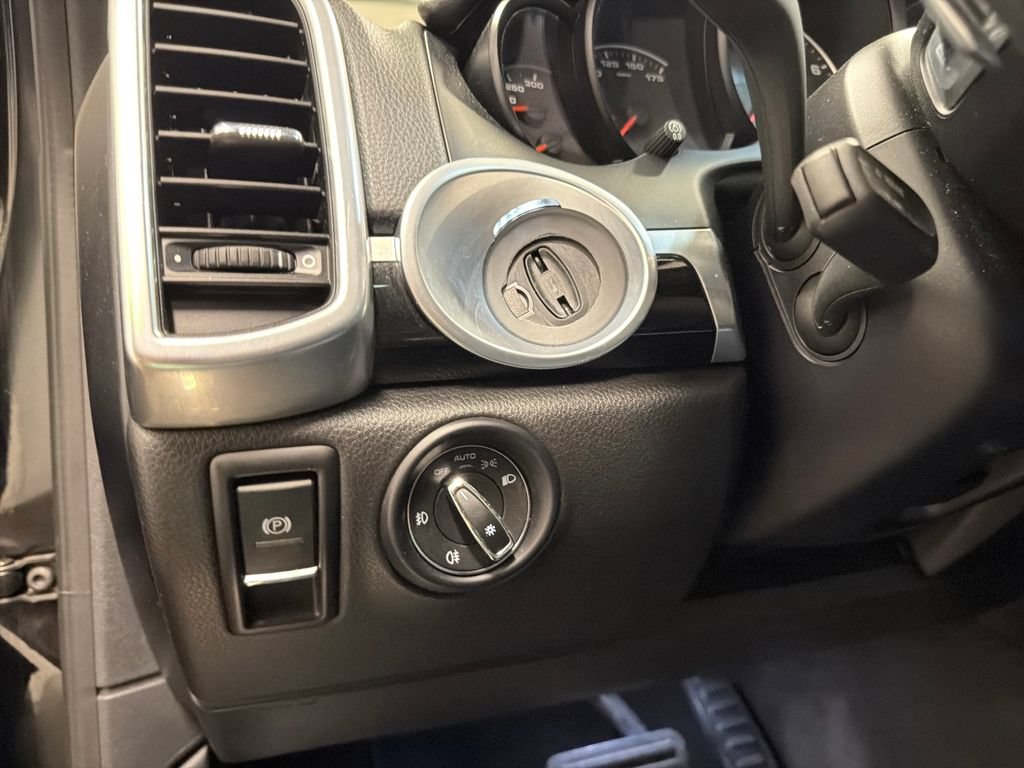 Used 2018 Porsche Cayenne Platinum Edition AWD/4WD image 26