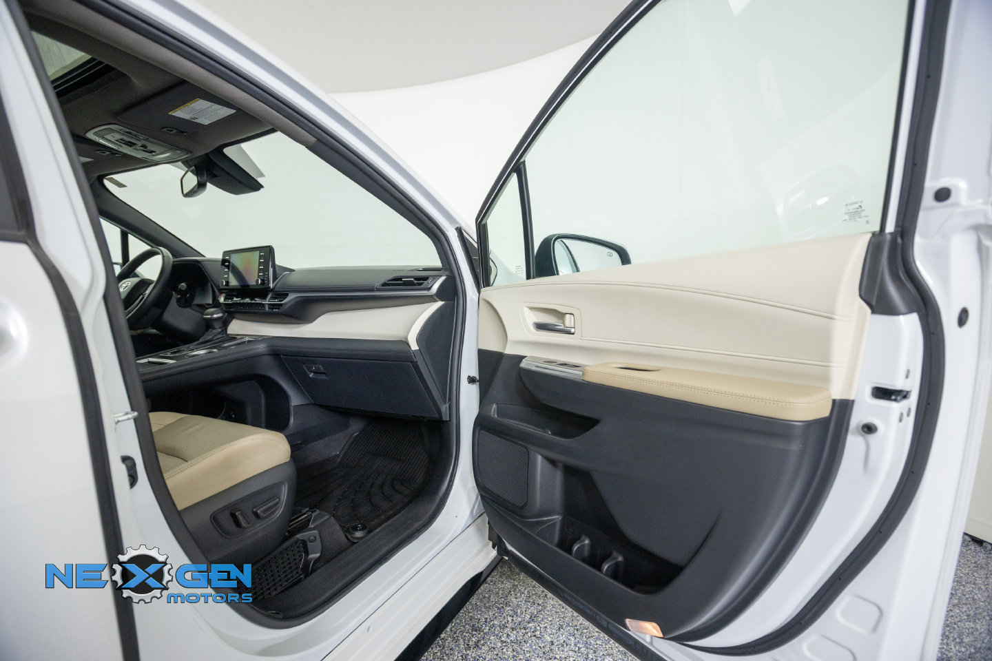 Used 2024 Toyota Sienna Limited AWD/4WD image 39