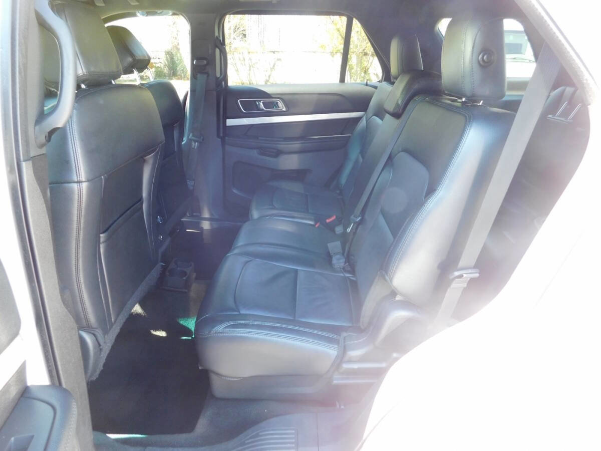 Used 2017 Ford Explorer XLT w/ Equipment Group 202A image 8